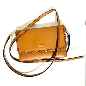 Michael Kors crossbody bag pebbled logo plaque. 100% ORIGINAL!